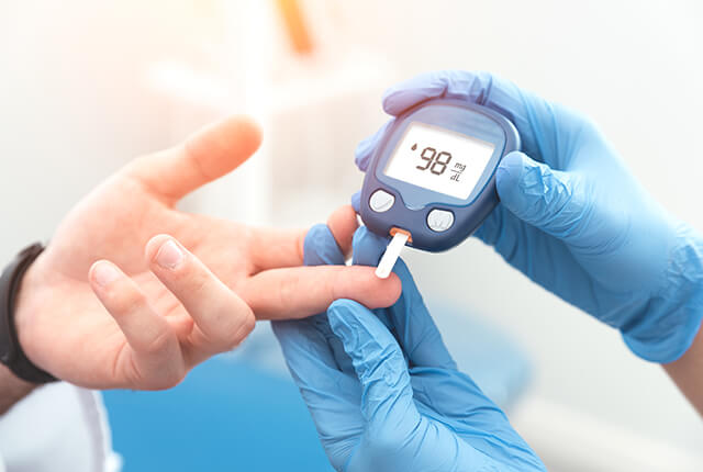 病院で血糖値の測定を受ける患者